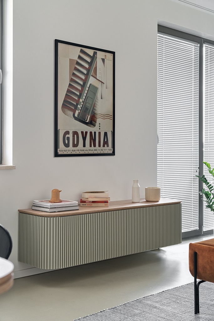 Wisząca szafka i plakat Gdynia Ryszarda Kaja
